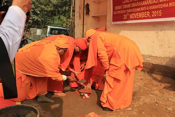 Swami Smarananandaji laying foundation stone